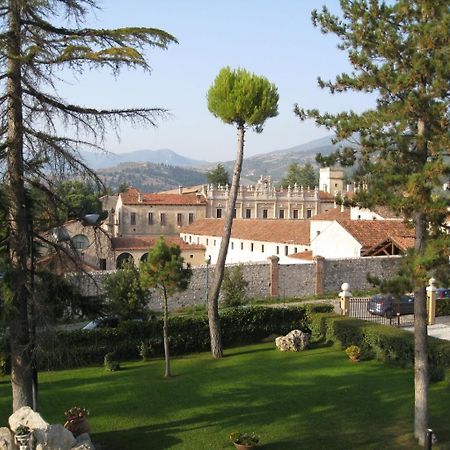 Hotel Certosa Падула Экстерьер фото