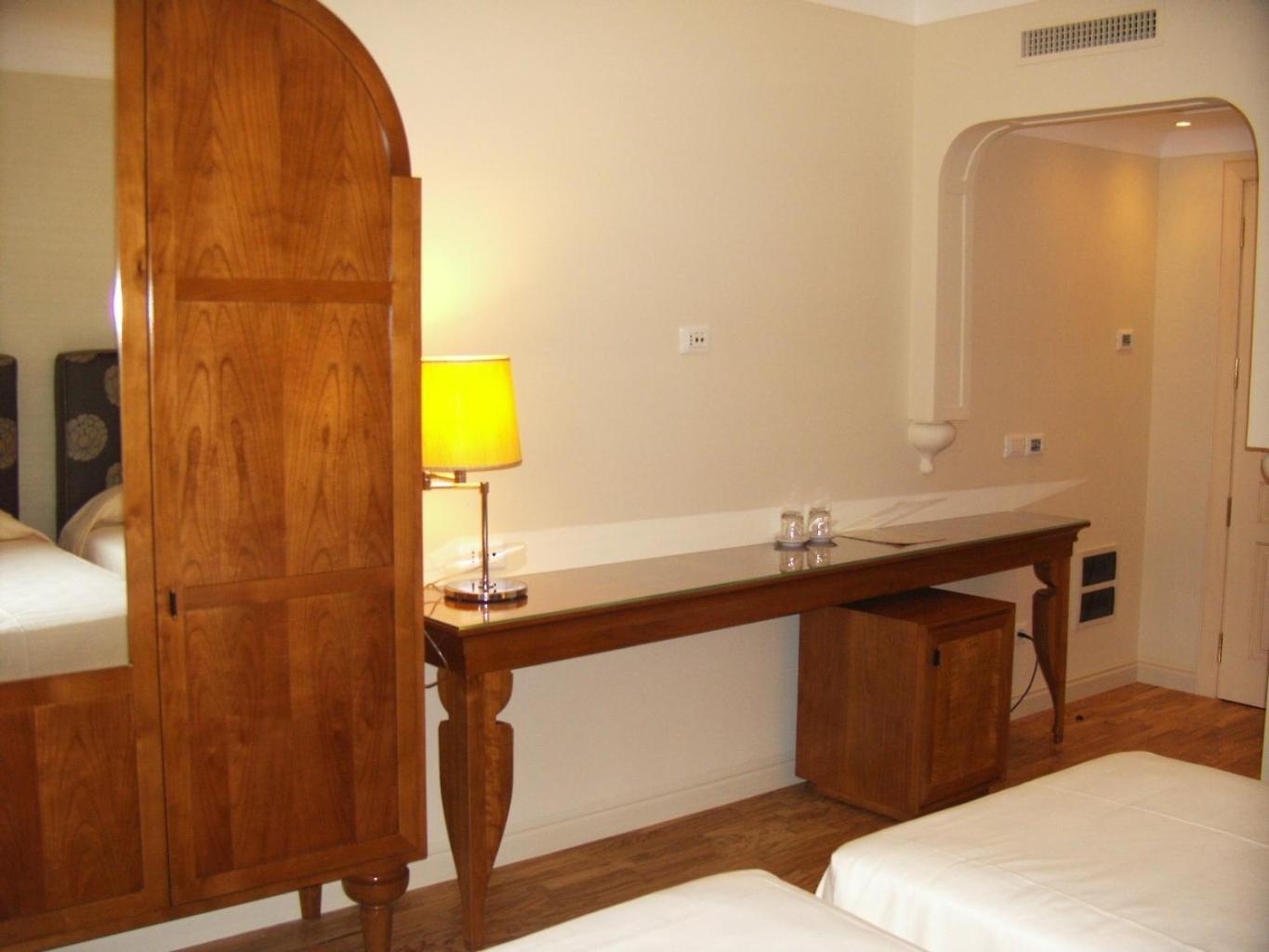 Hotel Certosa Падула Экстерьер фото