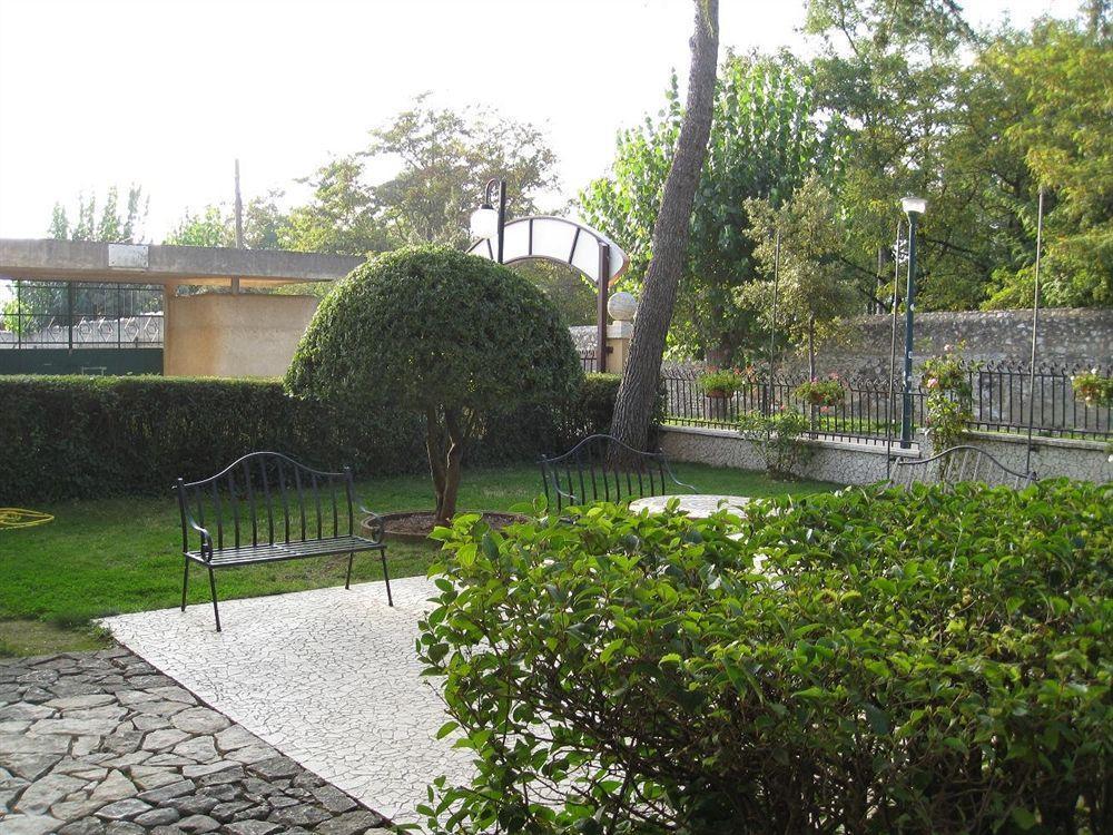 Hotel Certosa Падула Экстерьер фото