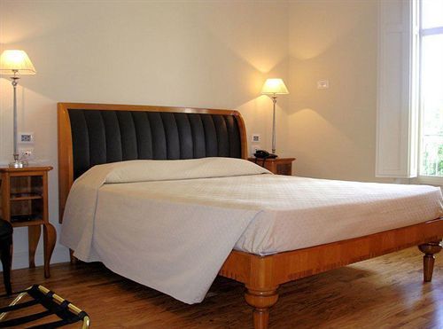 Hotel Certosa Падула Экстерьер фото