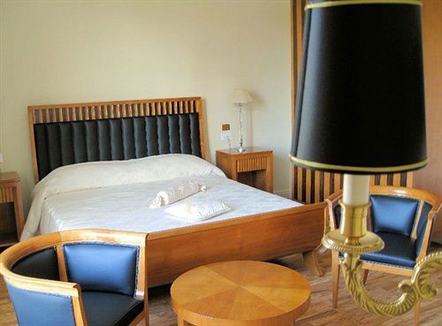 Hotel Certosa Падула Экстерьер фото