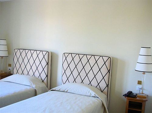 Hotel Certosa Падула Экстерьер фото