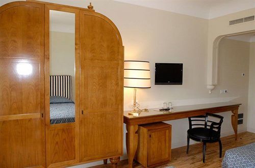 Hotel Certosa Падула Экстерьер фото